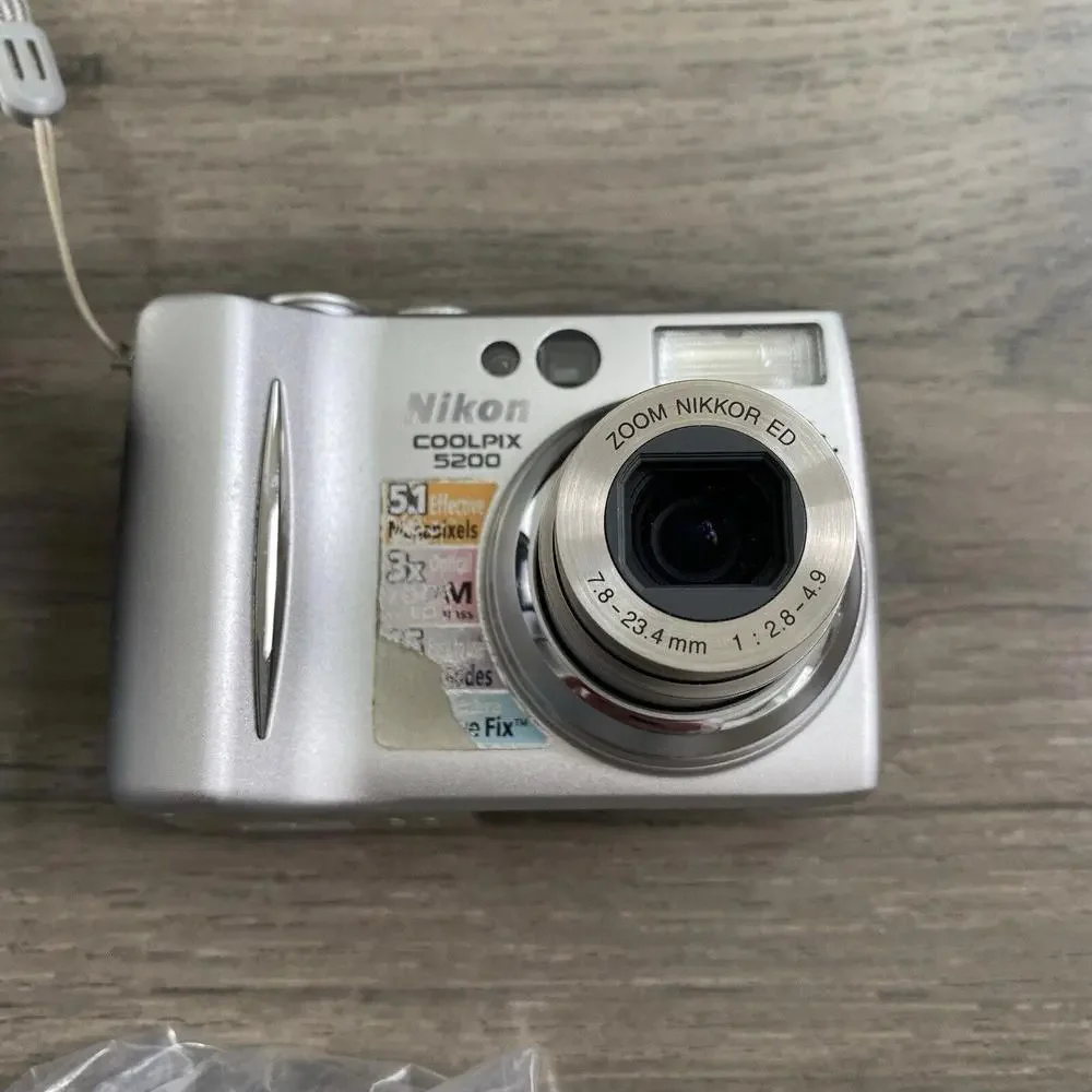 Nikon Coolpix E5200 5.1 MP Digital Camera 2X Batteries, charger, box - FOR PARTS